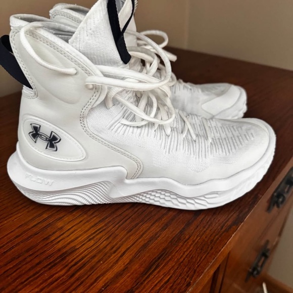 Under Armour women’s volleyball shoes - Picture 1 of 3